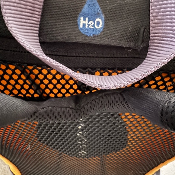 Osprey Stratos backpack,Stratos 24 Airco in an orange and grey colorway. - Picture 9 of 10